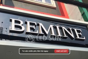 Bảng hiệu mica Quận Tân Bình thiết kế sang trọng tại showroom thời trang