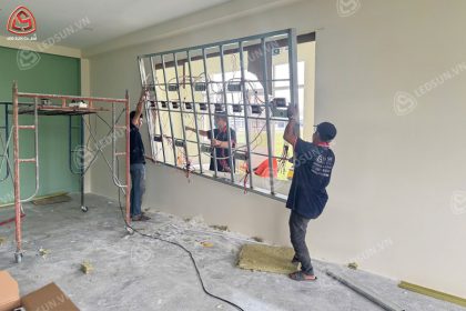 Lắp đặt khung treo trong thi công màn hình led