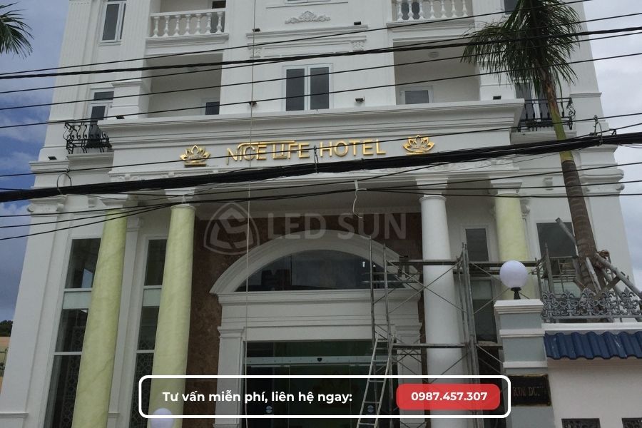 Bảng hiệu mặt tiền khách sạn