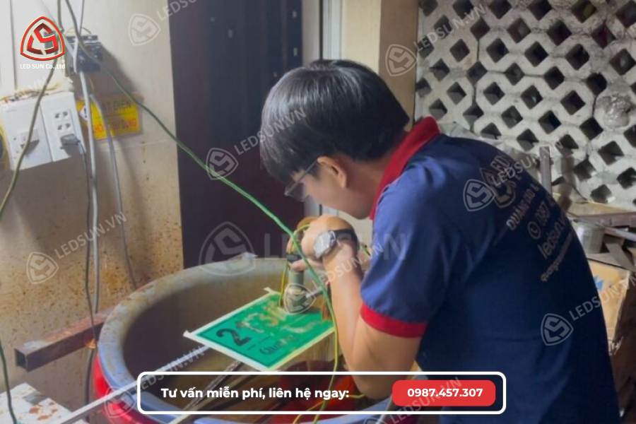 Gia công biển số nhà tại xưởng