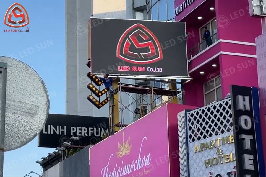 Lắp đặt màn hình LED P8 cho showroom Thế Giới Nước Hoa