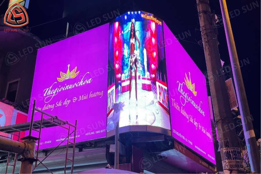 Hoàn thiện lắp đặt màn hình LED P4 ngoài trời tại Thế Giới Nước Hoa