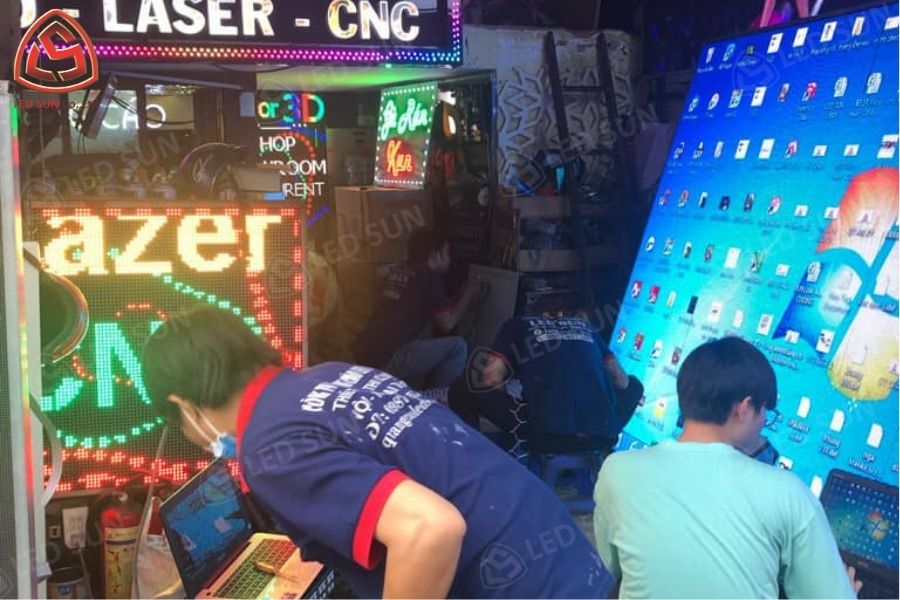 Kỹ thuật viên thi công màn hình LED P5 ngoài trời và kiểm tra tín hiệu hiển thị