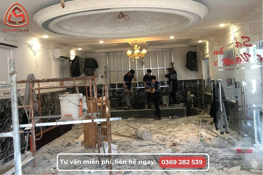 Đội kỹ thuật Led Sun triển khai màn hình LED P4 và thực hiện kiểm tra bảo hành