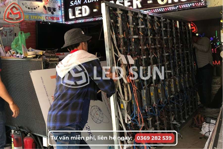 Đội kỹ thuật làm màn hình LED cao cấp và hiệu chỉnh độ sáng trong quá trình thi công