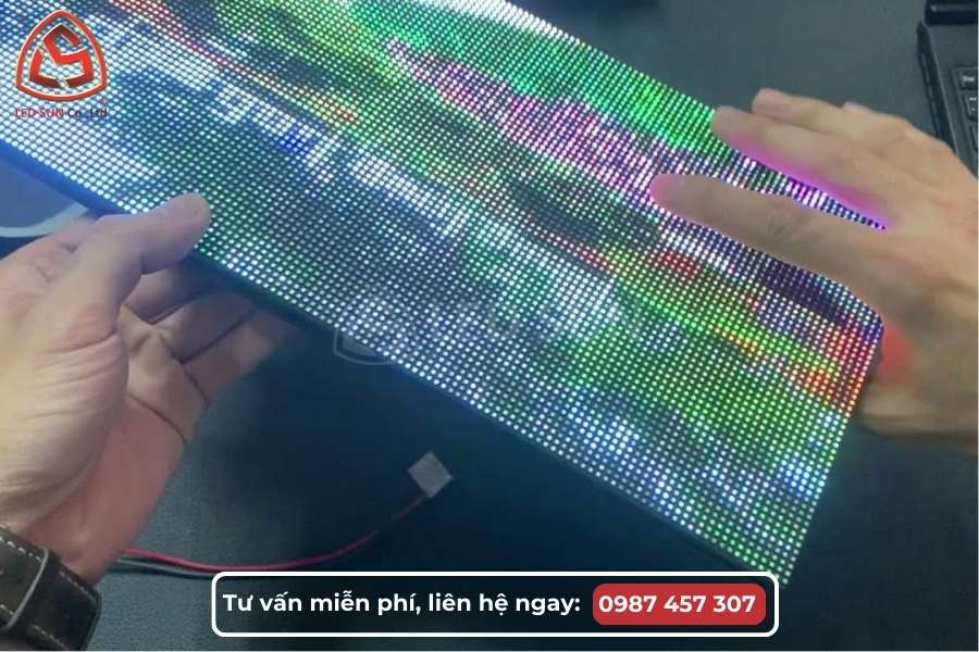 Mô phỏng cấu tạo pixel pitch màn hình LED đo khoảng cách giữa hai bóng đèn.