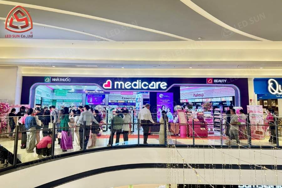 Gian hàng Medicare trong Aeon nhìn từ bên ngoài.